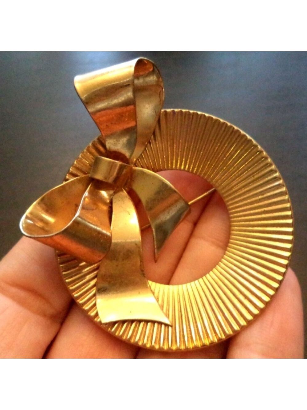 CORO VINTAGE ESTATE SIGNED CORO GOLD TONE BOW 2 1/8" BROOCH